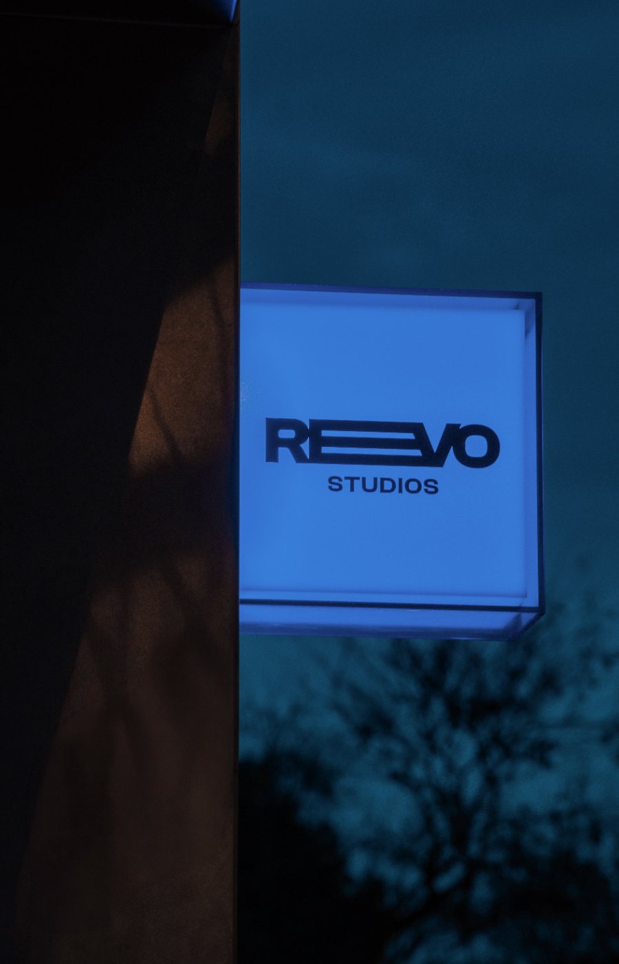 Rótulo luminoso de REVO Studios