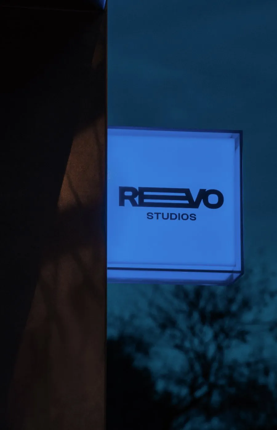 Rótulo luminoso de REVO Studios