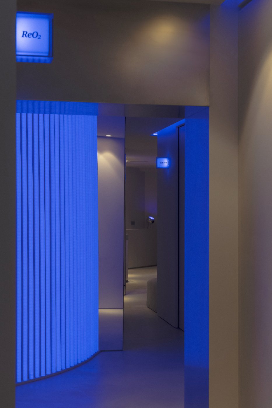 Pasillo interior con las salas ReO₂ y Revive